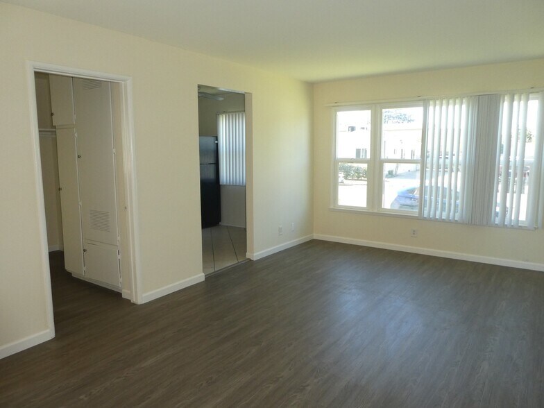Building Photo - 6222 Hazeltine Ave