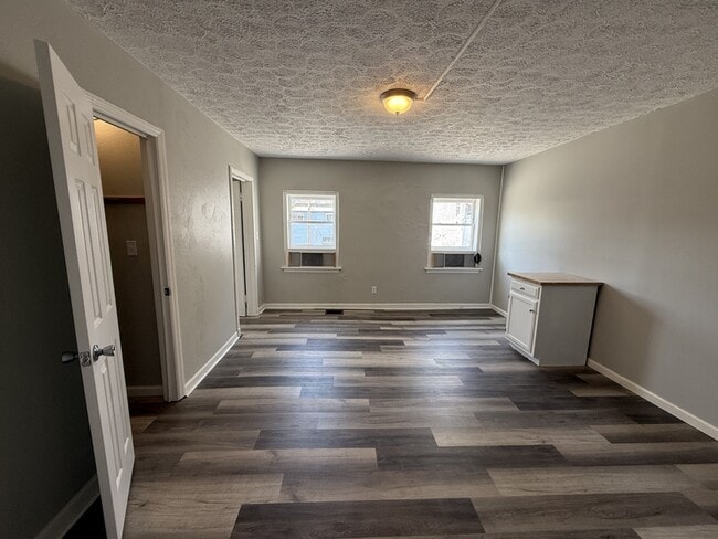 Building Photo - 208 S Chestnut St