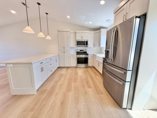 Building Photo - Wonderful Remodeled La Paloma Home!