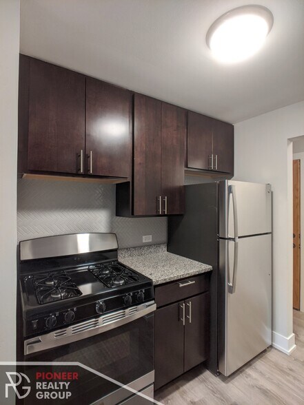 Building Photo - 542 W Surf St