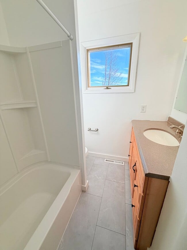 Building Photo - Beautiful Home 3 bed 2.0 baths