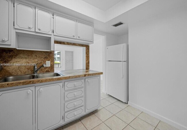 Building Photo - 1400 NE 169th St