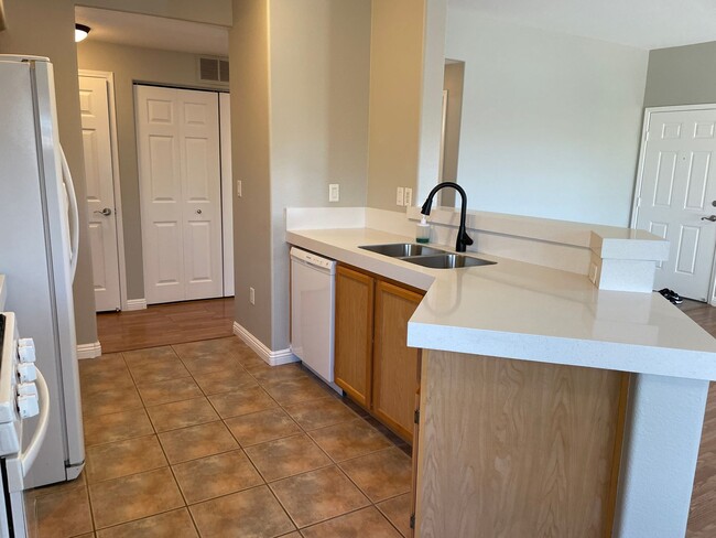 Building Photo - 2 bedroom upgraded condo in Silverado Ranch