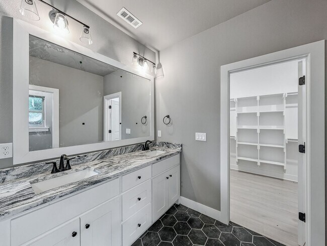 Building Photo - 10 Olmsted Cir