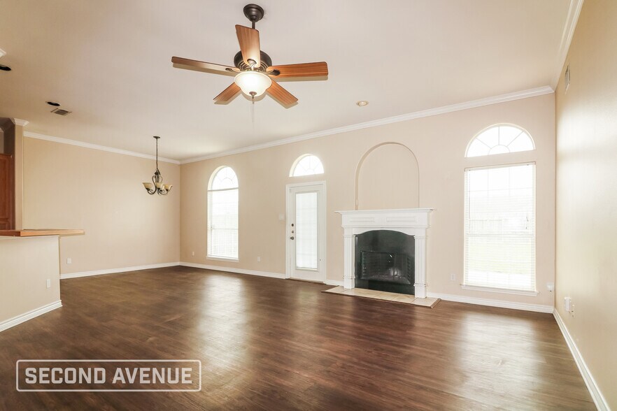Building Photo - 2422 Luzius Dr