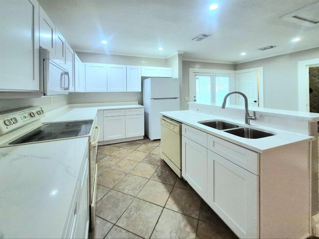 Building Photo - 314 E Park Ave