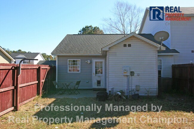 Building Photo - Charming 2BD/2 BA End Unit Townhouse w/Fireplace and Fenced Backyard