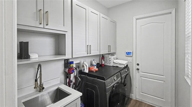 Building Photo - 6673 Helmsley Cir