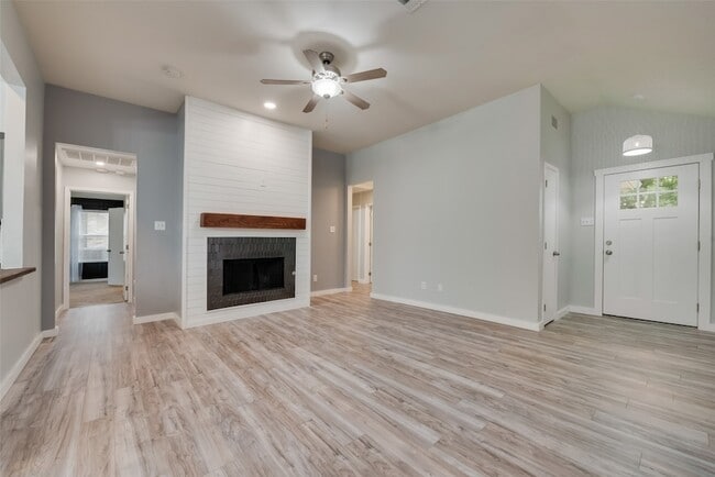 Building Photo - 9216 Newport Ln