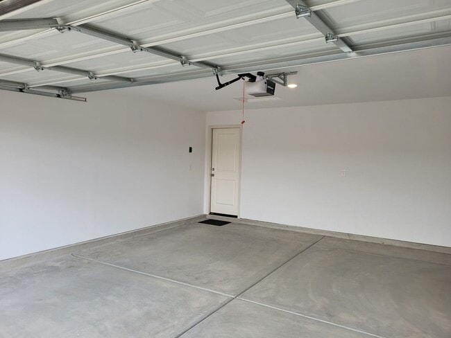 Building Photo - Beautiful 3/2 bath home located in Chaparral Terrace gated community.
