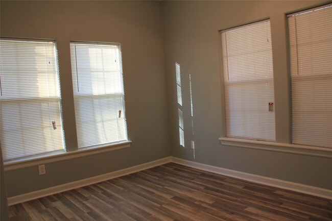 Building Photo - 724 Bowie St