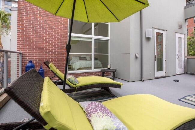 Building Photo - Modern Townhome Living in the Heart of Dow...