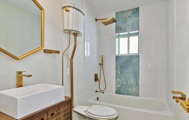 Upstairs full bathroom - 3504 N Gaylord St