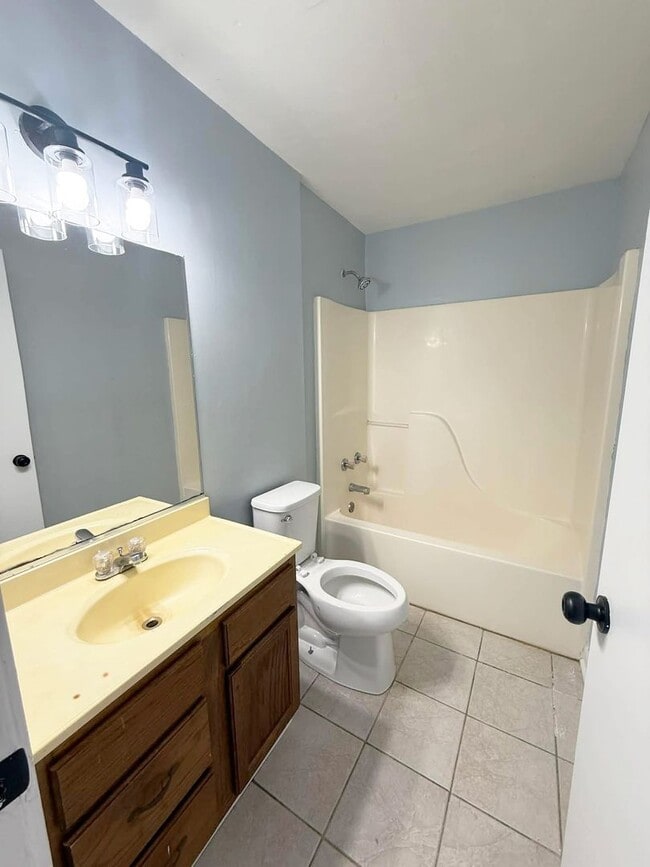 Building Photo - 2 Bed 1 Bath Close to Downtown