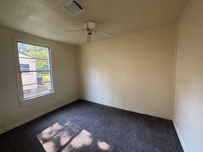 Building Photo - Charming 2 bedroom