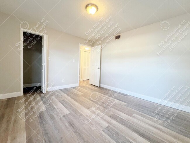 Building Photo - 3906 E Bird St B