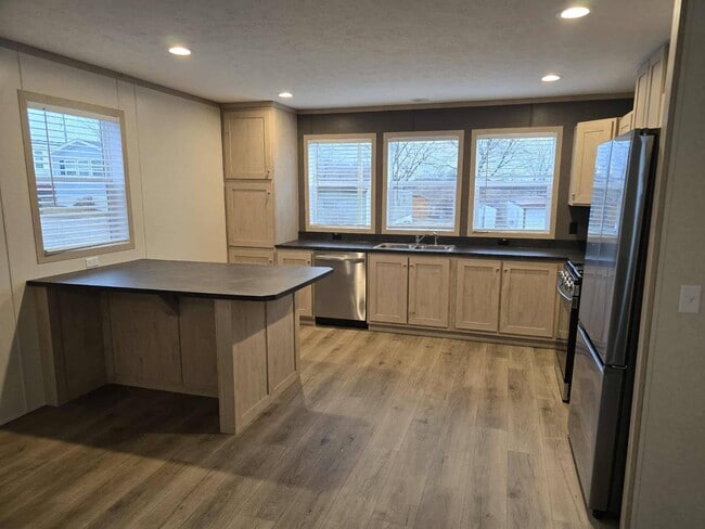 Building Photo - 415 NW Poplar Ave