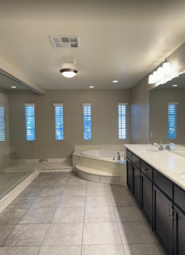 Building Photo - Large Stunning 5 Bedroom Home in the South...