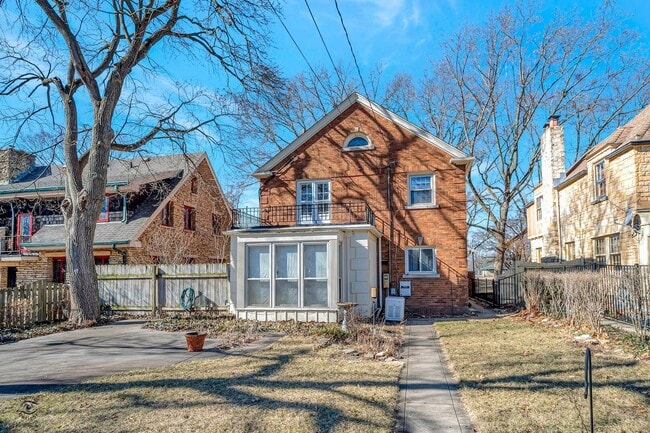 Building Photo - 1096 S Wildwood Ave