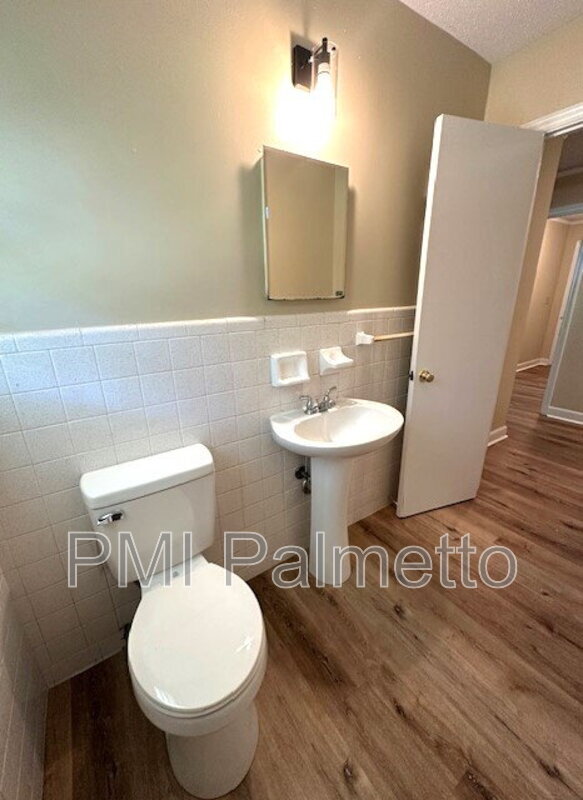 Building Photo - 529 Skyland Dr