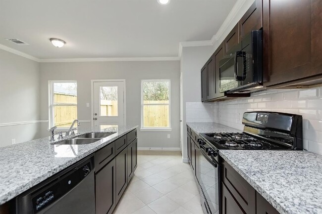 Building Photo - 1043 Marcolin St
