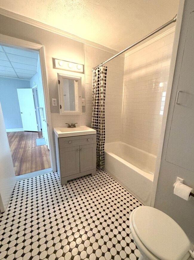 Building Photo - Charming 3 Bedroom in Schoolfield