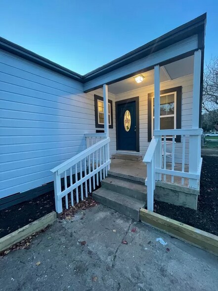 Building Photo - 4027 W Vanderbilt Dr