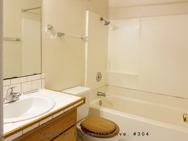 Building Photo - * 2 bed, Great location off Havana and Exp...