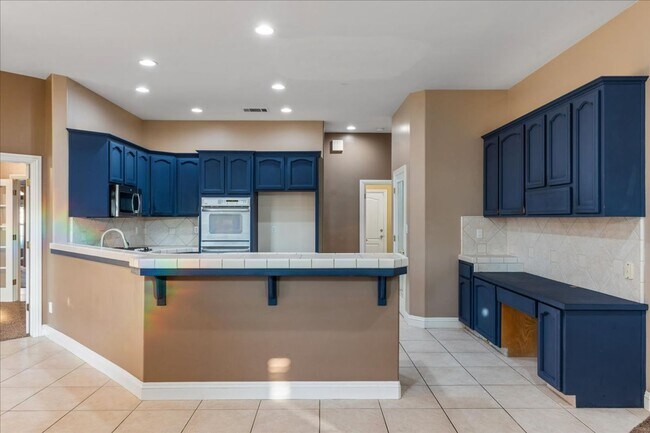 Building Photo - West Bakersfield Custom Home for Rent Available Now!