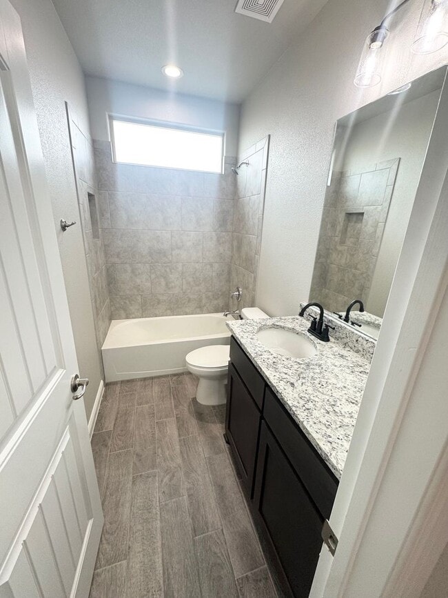 Building Photo - 4 Bed 3.5 Bath Ready To Rent ASAP!