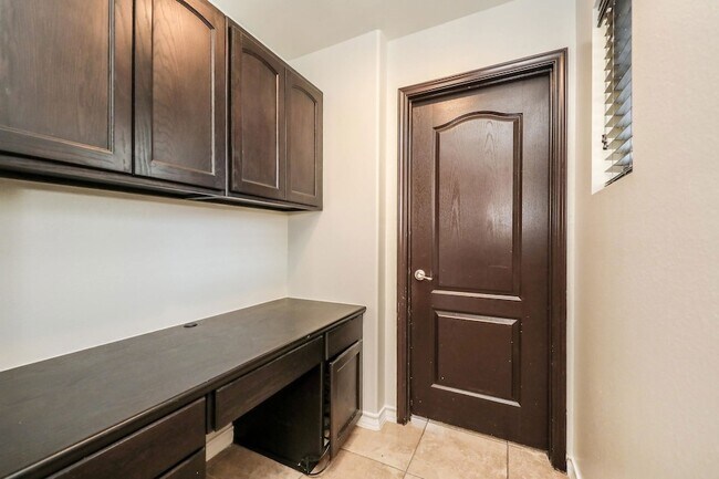 Building Photo - 9813 Sandhill Dr