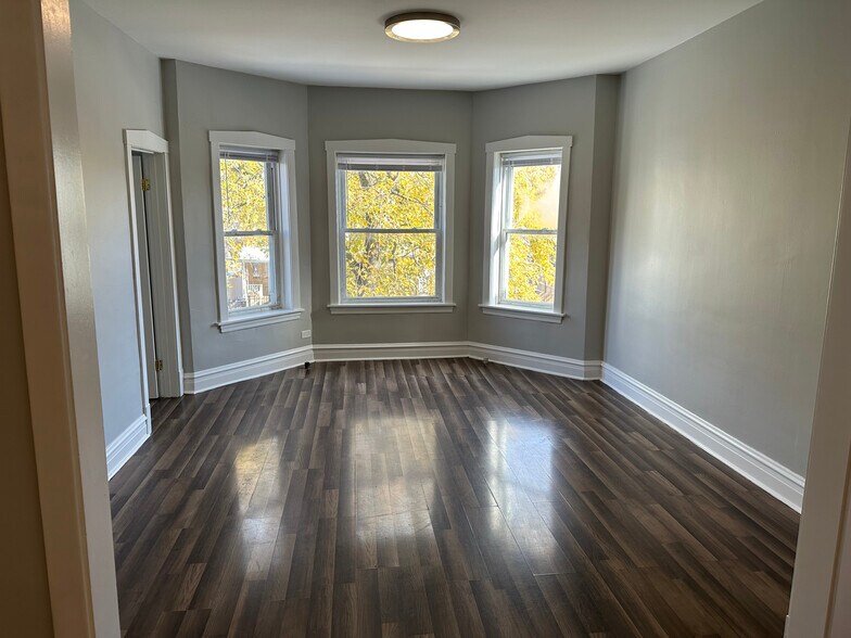 Primary Photo - 2536 N Austin Ave