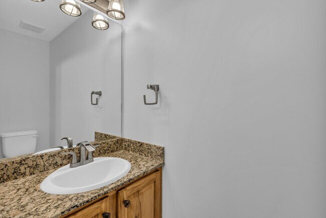 Building Photo - Top Floor Crestview Condo