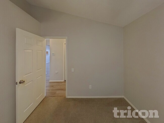 Building Photo - 2628 Dahlia Dr