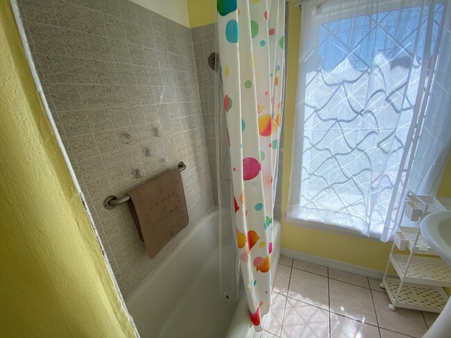 Building Photo - 214 S Bonita St