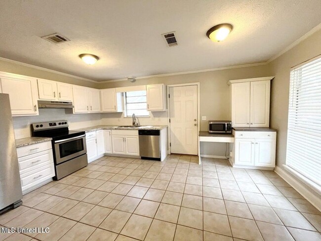 Building Photo - Move In Ready 3br/1Ba