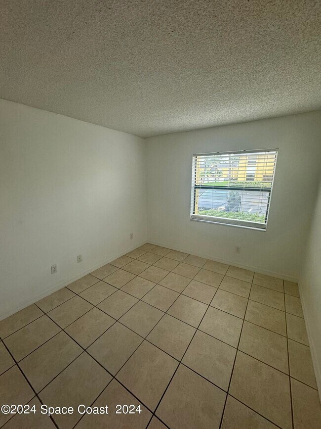 Building Photo - 592 N Wickham Rd