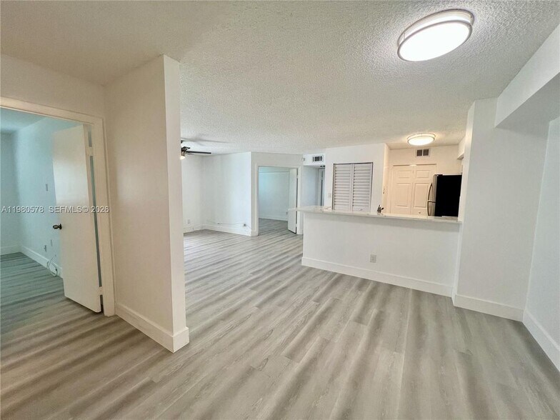 Building Photo - 640 S Park Rd