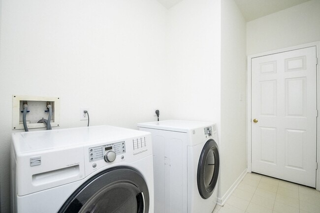 Building Photo - 21610 Woodoak Ct
