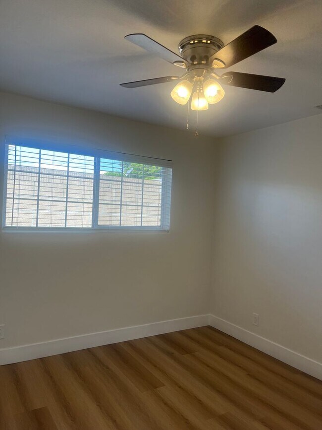 Building Photo - 1147