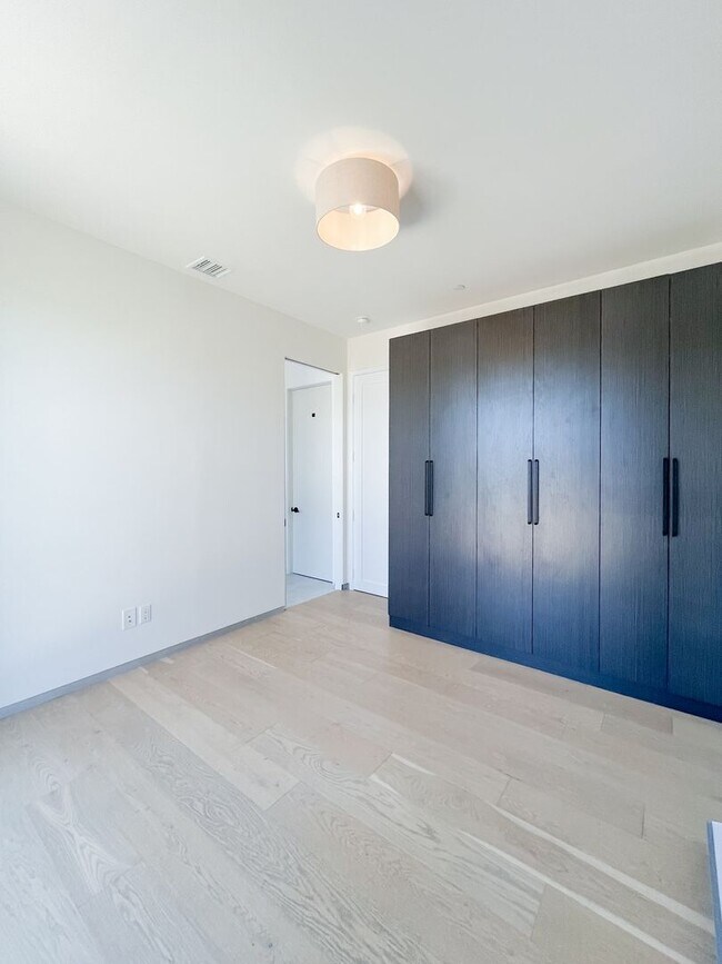 Building Photo - 4459 W Rose Hill Dr