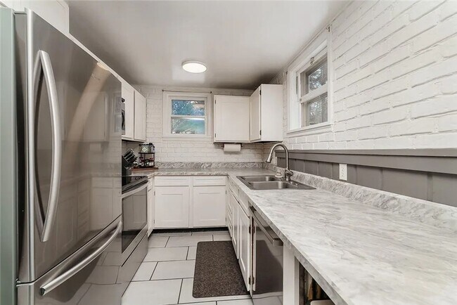 Building Photo - Gorgeous 4-Bedroom Home with Expansive Lan...