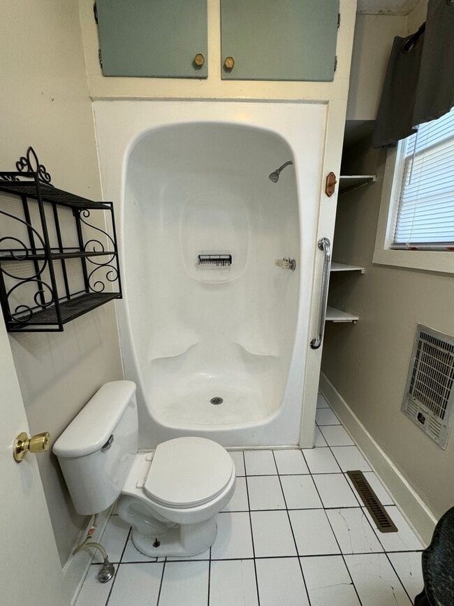 Building Photo - Large Historical 3/2 House in Summerville-$1,595