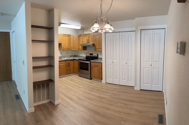 Building Photo - 2 Bedroom Condo!