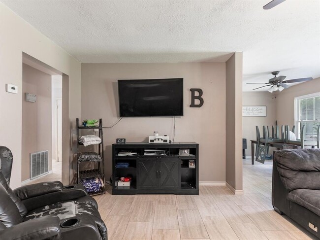 Building Photo - 2208 Gontier Dr