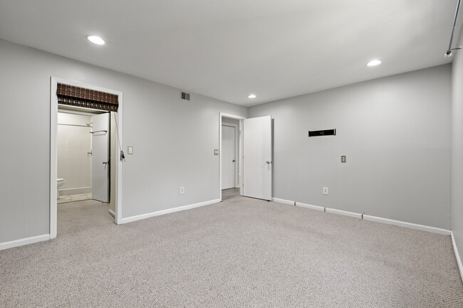 Master Suite + walk thru closet - 132 Lablanc Way NW