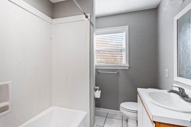 Building Photo - 302 S Hardie St