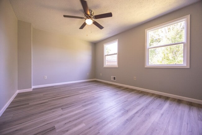 Building Photo - 202 Spring Tree Ln