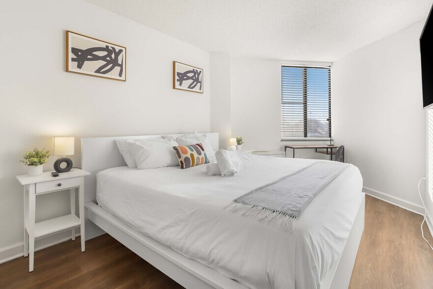 Building Photo - 801 15th St S