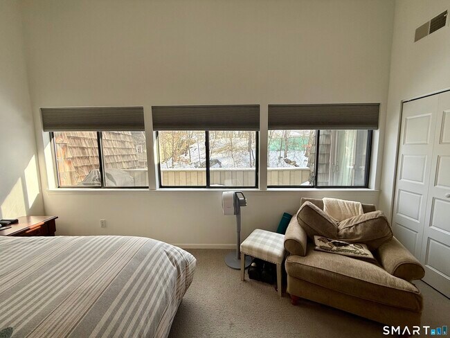 Building Photo - 85 Ledgebrook Dr